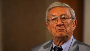 ISTORIA FĂRĂ PERDEA Marius Oprea / Generalul Stănculescu şi ”secretele revoluţiei”, pe care se presupunea că le-a dus cu el în mormînt: ”A fost şi Ceauşescu de acord să fugim, el tremura, Manea Mănescu tremura, statul era pierdut, nu mai putea conduce”