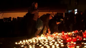 Spectacolul luminii, al durerii şi al speranţei: Mii de credincioşi au aprins lumânări la Zidul Plângerii de la Iaşi - VIDEO