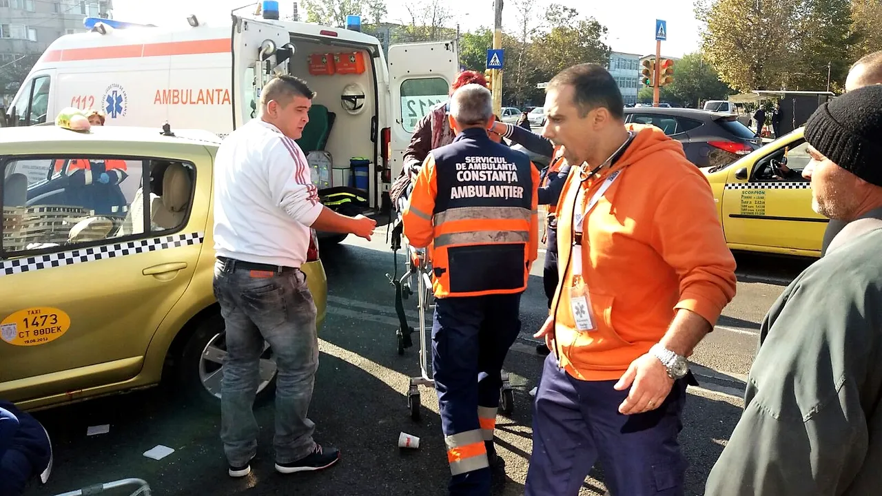 Accident GRAV. O ambulanţă care transporta un pacient s-a izbit de alt autovehicul. Patru persoane rănite 