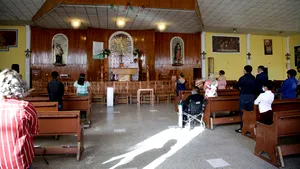 Un preot din Mexic a ţinut slujba de liturghie cu căţelul în braţe 