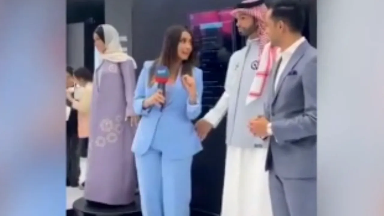 Robotul saudit a pipăit o jurnalistă. Imaginile au provocat indignare

