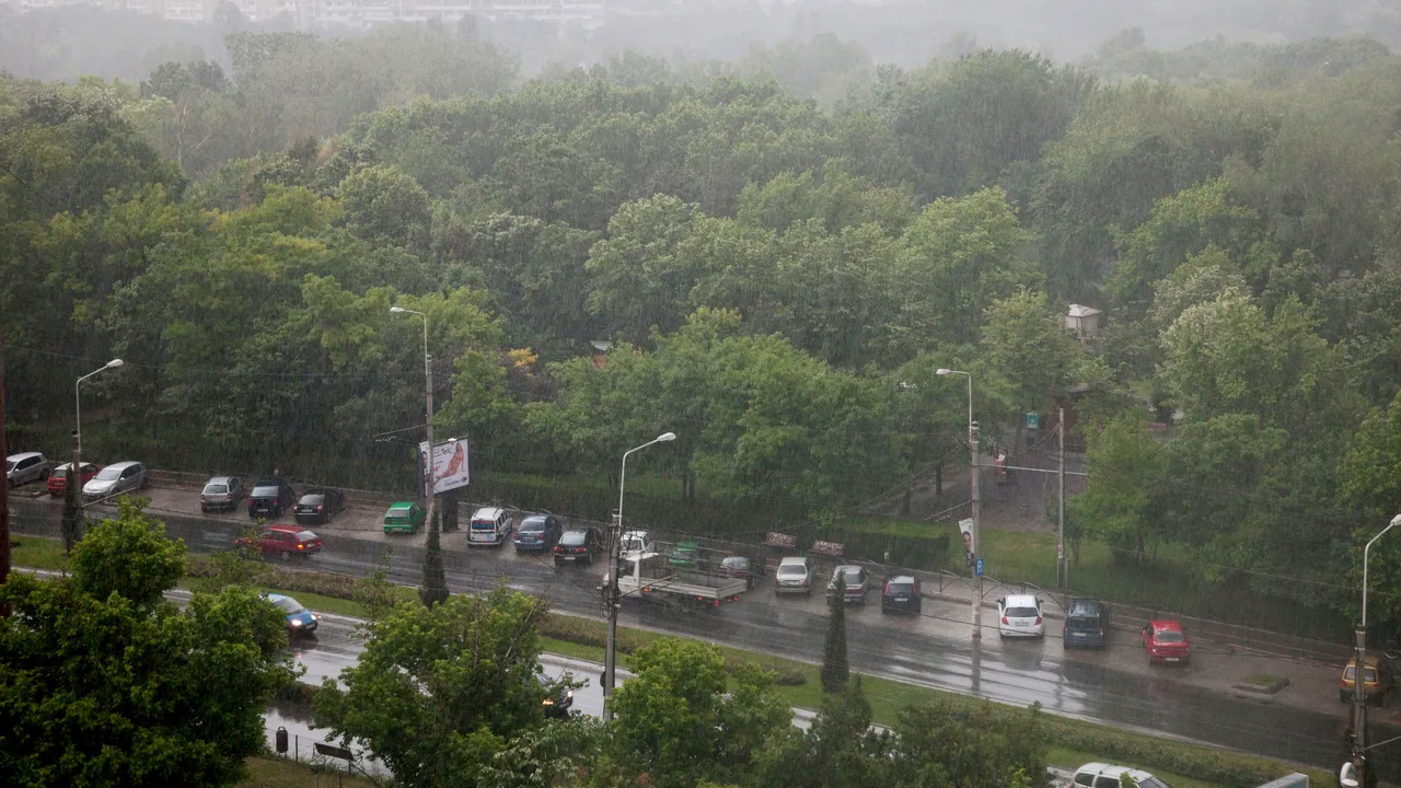 Circulaţie în condiţii de ceaţă şi ploaie pe drumuri din mai multe judeţe