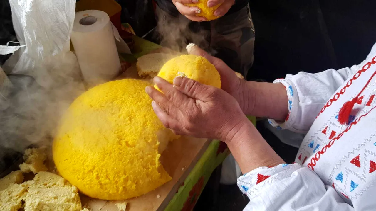 Prânzul tradiţional care i-a adus pe oameni împreună, la o stână din Prahova. Ciobanii au dezvăluit secretul mămăligii perfecte. VIDEO