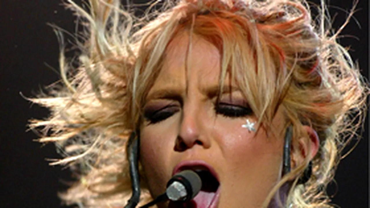 Britney Spears, ridiculizată pentru prestaţia de la gala premiilor MTV