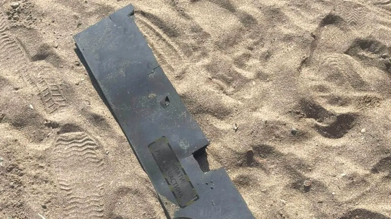 Fragmente de dronă găsite pe o plajă din România. Militarii le-au neutralizat