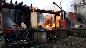 ALERTĂ | INCENDIU puternic în Bucureşti. Arde o clădire a Administraţiei Lacuri, Parcuri şi Agrement. Intervin 15 autospeciale ISU 