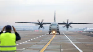 Trei persoane cu arsuri pe 30% din corp, în urma unui incendiu produs în Chişinău, sunt transportate la Bucureşti cu o aeronavă Spartan