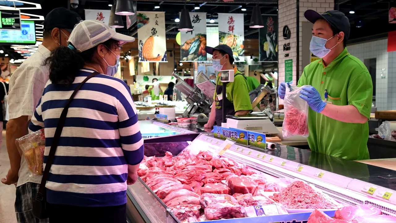 Supermarketurile din Beijing nu mai vând somon după ce noul coronavirus a fost depistat într-o piaţă de peşte