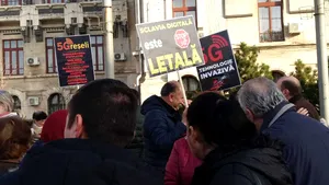 Protest anti-5G la Craiova. Sute de oameni au participat: „Tehnologia aceasta, în loc să-i apropie pe oameni, îi îndepărtează” - FOTO