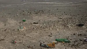 FOTO Pe malul apei, ca la groapa de gunoi: butelii, frigidere şi o „mare” de plastic, pe plaja de la Corbu
