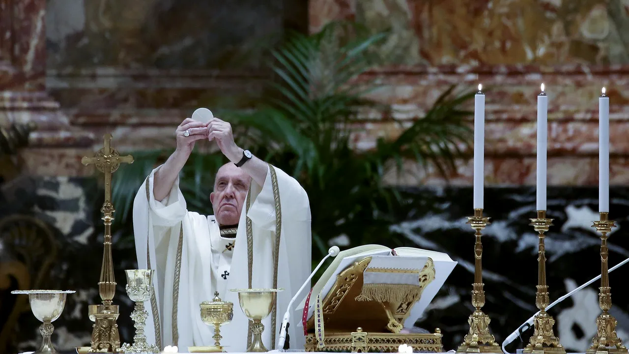 GALERIE FOTO Papa Francisc a oficiat slujba de Paşte în Bazilica Sfântului Petru: 