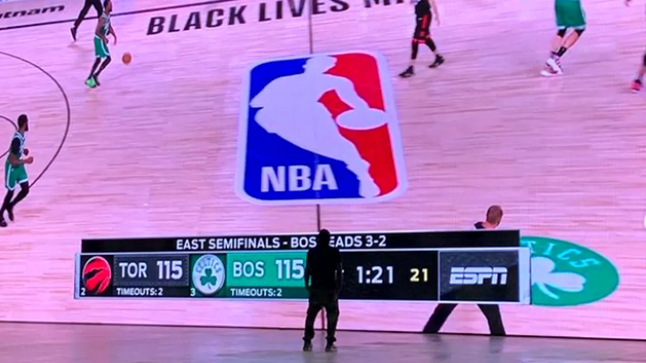 VIDEO | Kanye West se uită la NBA ca şi cum ar fi în tribune
