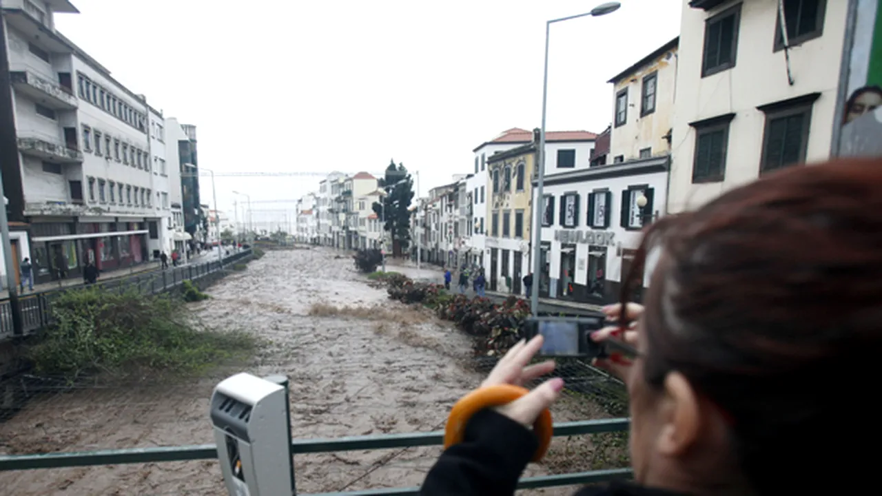 Ploile torenţiale au provocat 38 de morţi în Madeira - GALERIE FOTO