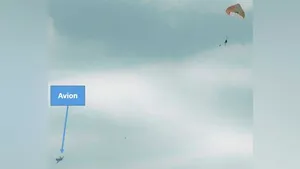 Zbor cu peripeţii. Frica de înălţime i-ar fi putut fi fatală unui bătrân, care s-a aruncat din greşeală dintr-un avion aflat în aer