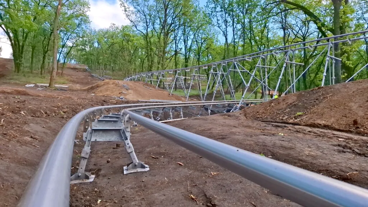 Instalație de bob, unică în România. Traseele de mare viteză sunt printre copaci și prin tuneluri