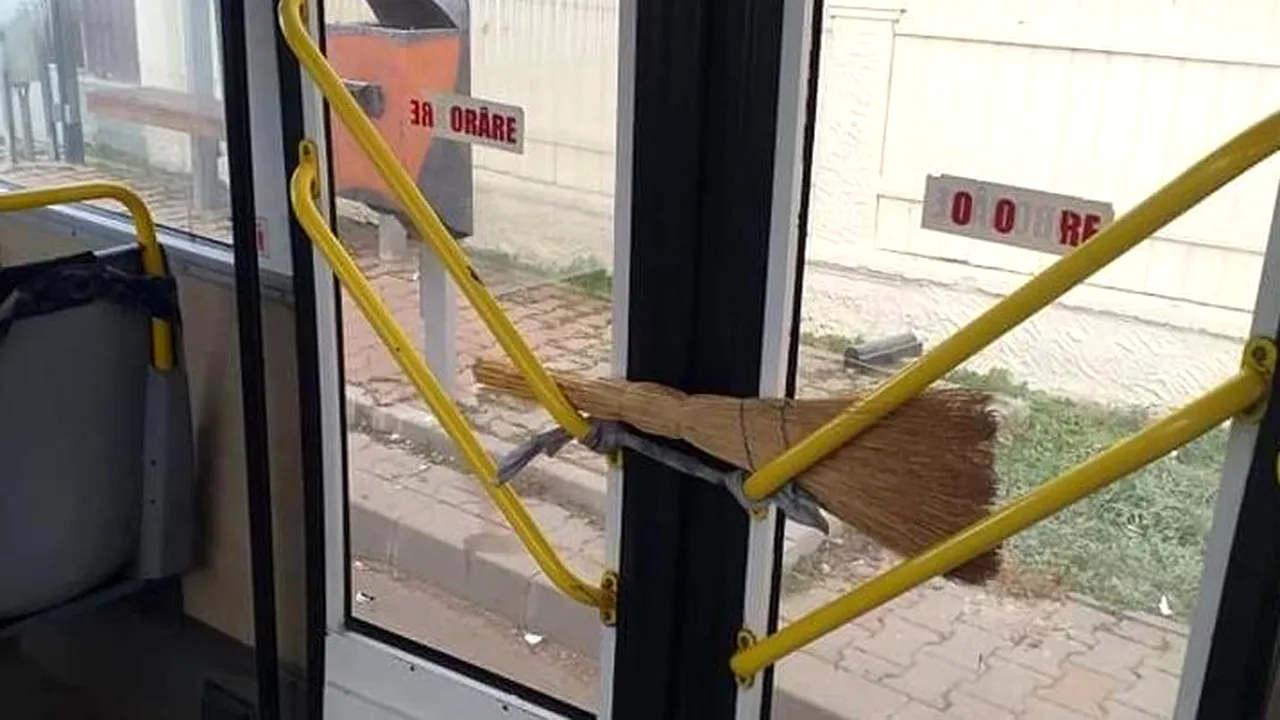 Călătorie ca pe vremea lui Flintstone: Uşa unui autobuz, legată cu o mătură. Explicaţia societăţii de transport public