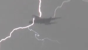 Un avion Tarom a fost lovit de fulger. Piloţii au decis să revină la aeroportul „Henri Coandă” 