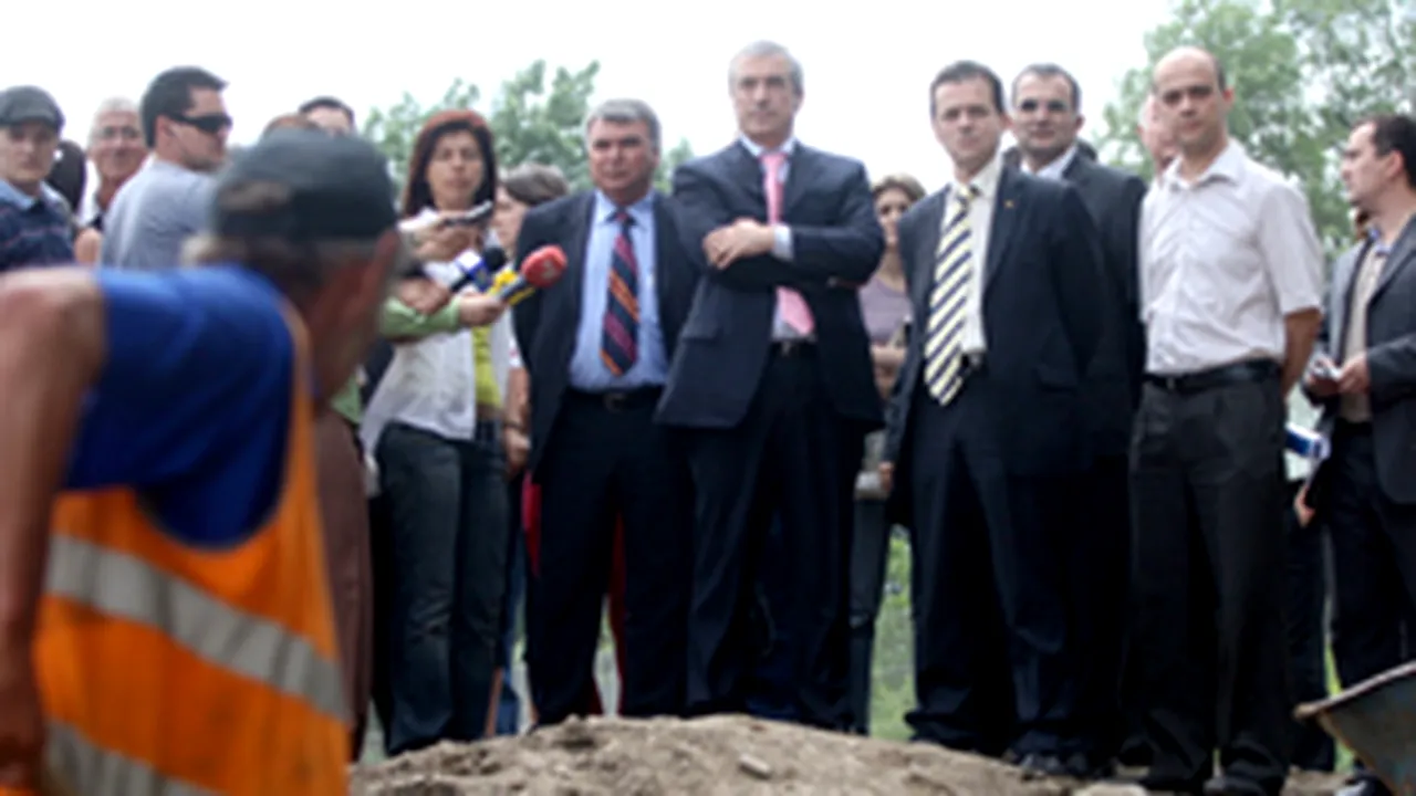 UPDATE: Tăriceanu şi Orban au verificat noaptea, neanunţat, cum lucrează firma Lena la DN 1 (VIDEO)
