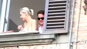 O româncă a oferit un spectacol sexy la o cursă de cai din Italia - VIDEO