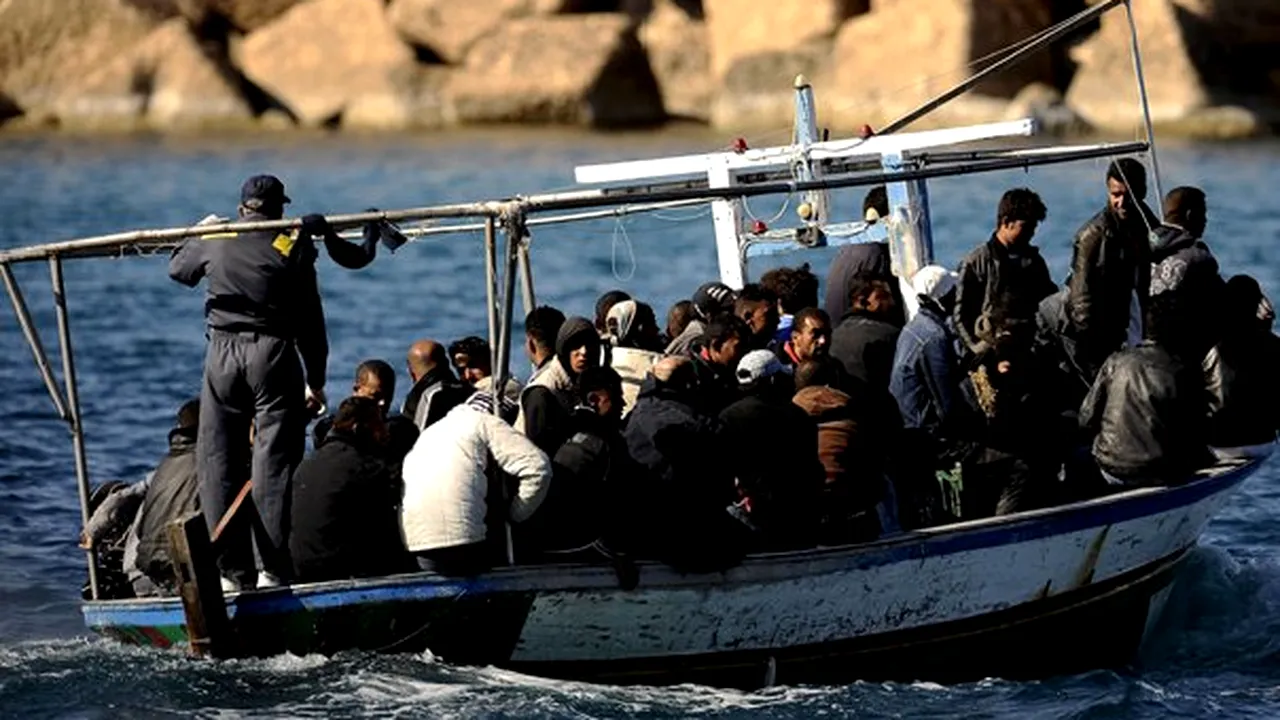Un vas cu imigranţi a naufragiat în timp ce se îndrepta spre Italia. Trei femei au murit 