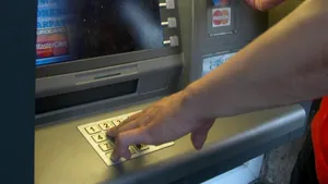 IA ar putea da peste cap sistemul bancar. Economiștii se tem de retrageri masive din conturi
