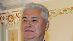 Voronin semnează sute de decrete de renunţare la cetăţenia moldovenească