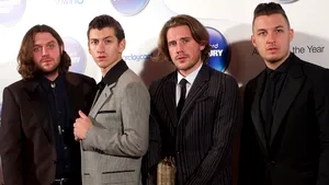 Melodia „Do I Wanna Know?” a trupei Arctic Monkeys a depăşit pragul de un miliard de vizualizări pe YouTube
