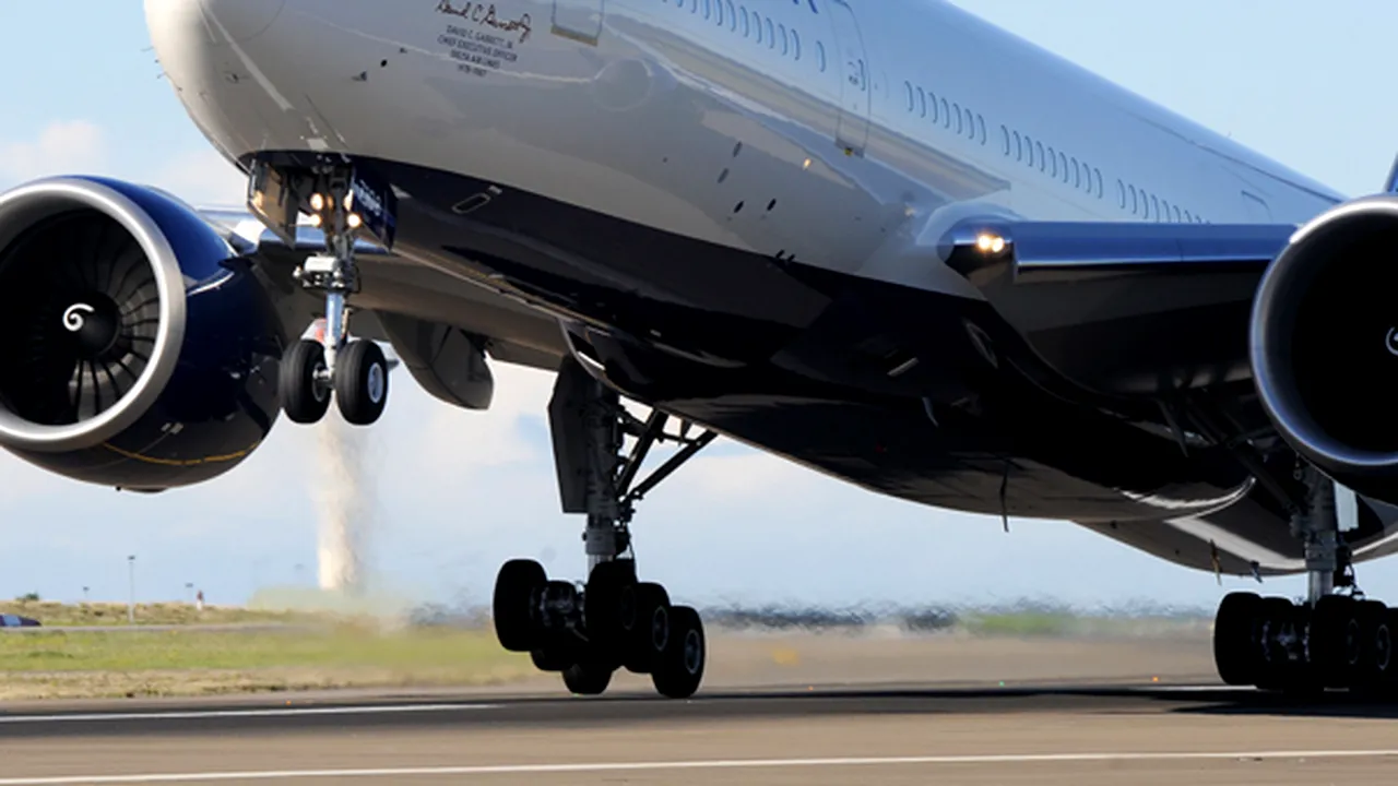 Un avion a fost obligat să se întoarcă din drum după ce doi pasageri au refuzat să poarte măşti

