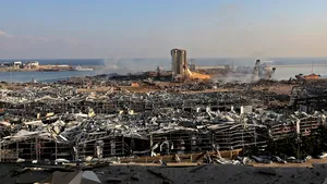 Explozia din Beirut poate provoca prăbuşirea totală a ţării sau poate aduce o salvare din partea comunităţii internaţionale