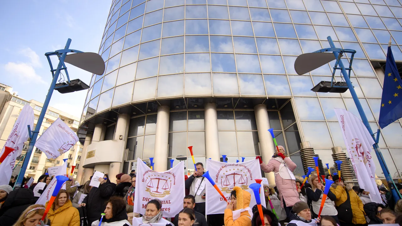 BNS: 1000 de grefieri protestează la Înalta Curte de Casaţie şi Justiţie