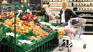 AMRCR cere Guvernului să soluţioneze urgent blocajul privind autorizaţiile pentru comercianţi