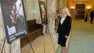 Fotografii realizate de tinerii aflaţi pe 30 octombrie în Colectiv, expuse la Guvern - FOTO