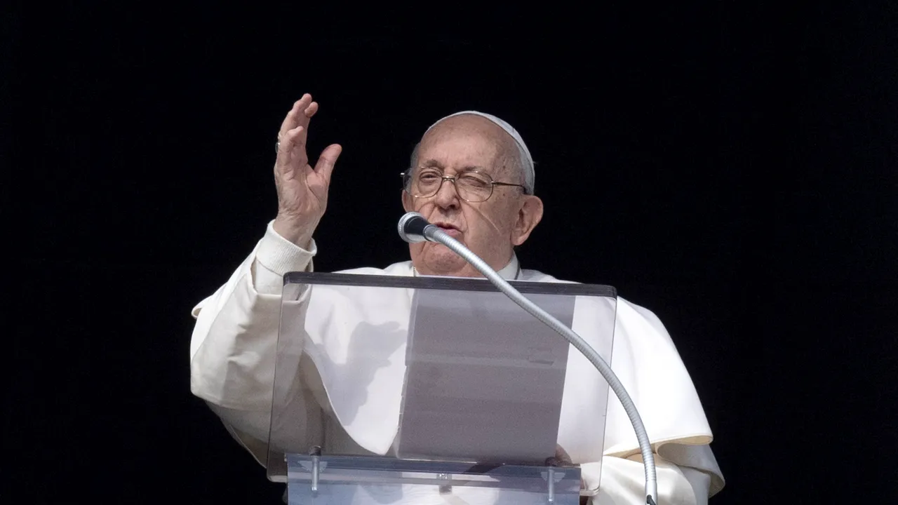 Papa Francisc, bolnav de gripă, a ajuns din nou la spital