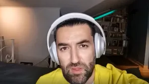 Smiley cântă pentru cei care luptă cu epidemia: Vă mulţumim pentru că ne aveţi în grijă!