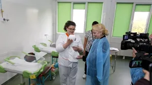 Spitalul Focşani, după pozele cu bebeluşi făcute de Dăncilă şi Pintea: Niciun membru al delegaţiei nu prezenta semne de boală.