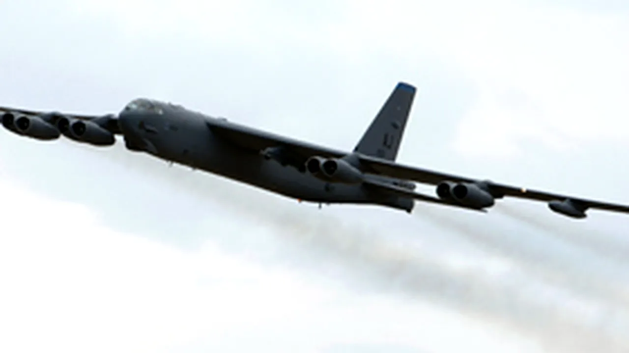 Cinci focoase nucleare, încărcate din greşeală la bordul unui bombardier