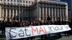 Protest în faţa MAI, de Ziua Femeii. Participantă: O floare nu justifică violenţa asupra femeii