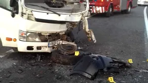 Accident cumplit: Doi şoferi răniţi, găsiţi încarceraţi, după ce maşinile lor s-au lovit frontal - FOTO