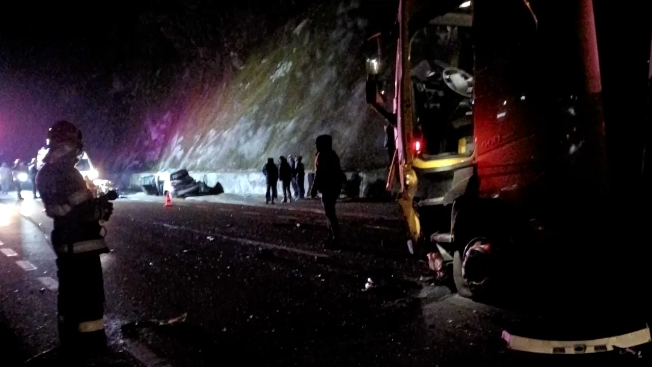 Mehedinţi. O persoană a murit într-un accident dintre două maşini şi un tir