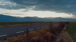 Drumul de sub Munte, care uneşte comunităţile situate la poalele Munţilor Făgăraş, a fost inaugurat