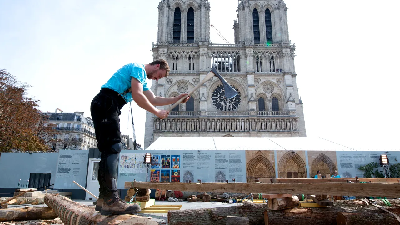 Catedrala Notre Dame se reconstruieşte ca acum 800 de ani. Ce tehnici medievale sunt folosite pentru restaurare