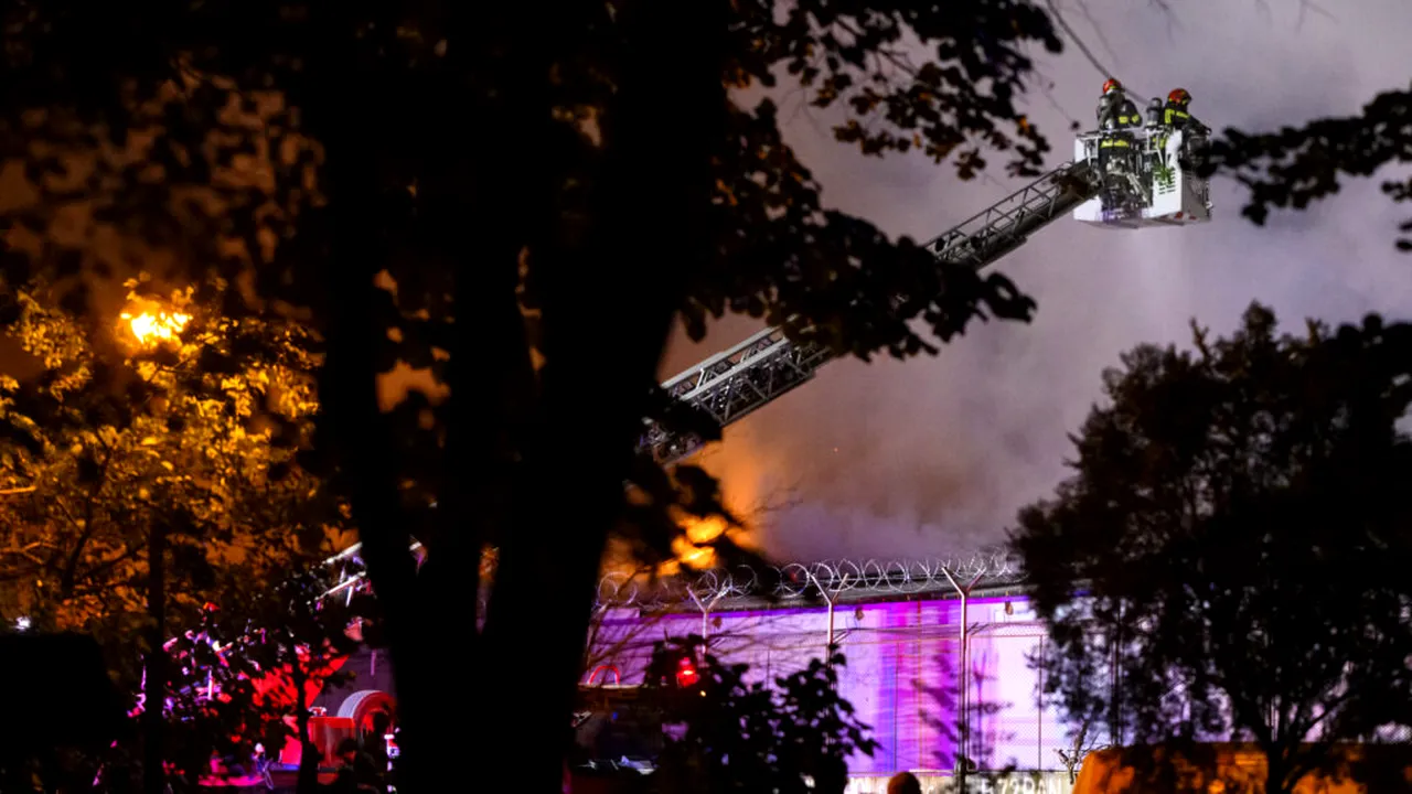Incendiul din Sectorul 2. 14 autospeciale ale pompierilor se află în continuare la fața locului