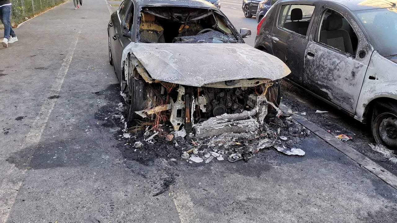 Maşini incendiate în Bucureşti, în două incidente separate. Suspectul este un copil