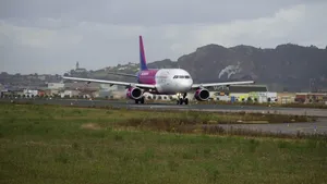 O populară companie aeriană low-cost lansează bilete la clasa „business”. Unele zboruri vor fi la București