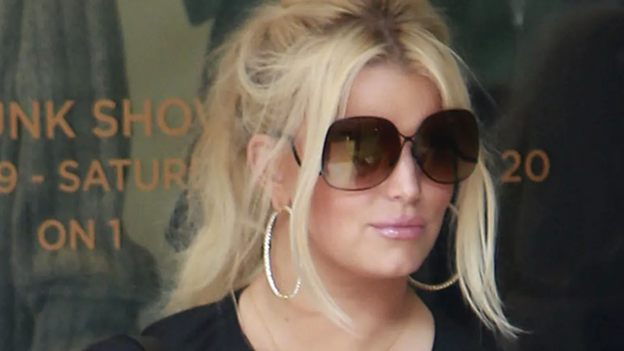 Jessica Simpson, cum rar o vezi. Cum arată vedeta la şase luni după ce a devenit mamă - FOTO