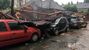 Furtunile au făcut ravagii în ţară: Acoperişuri luate de vânt, sute de copaci doborâţi pe carosabil şi zeci de maşini avariate/ Aproape 100 de localităţi, afectate de inundaţii | FOTO