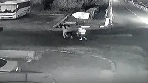 Video scandalos: mai mulţi copii agresează un bătrân, iar unul dintre agresori este lovit în plin de o maşină