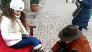 Cluj: Celor care au trecut vineri prin faţa Muzeului Etnografic le-au fost lustruite cizmele - FOTO
