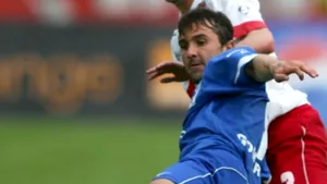 Bărbatul care a jucat la păcănele banii luaţi de iubită de la sala de noroc în care femeia lucra a fost identificat. Este un fost fotbalist şi fiu de politician