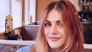 Fiica lui Kurt Cobain a lansat o colecţie vestimentară în memoria tatălui său/ FOTO